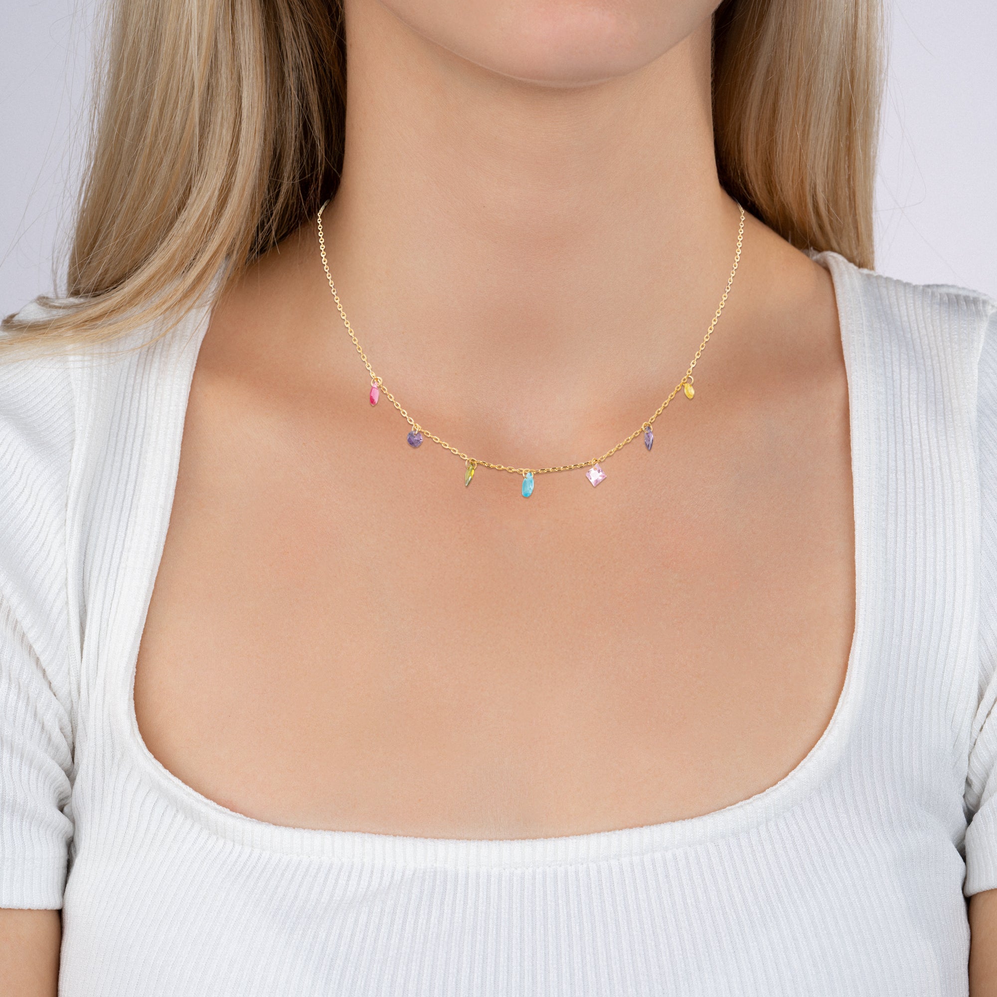 Collier chaîne plaqué or breloques difformes oxydes multicolores