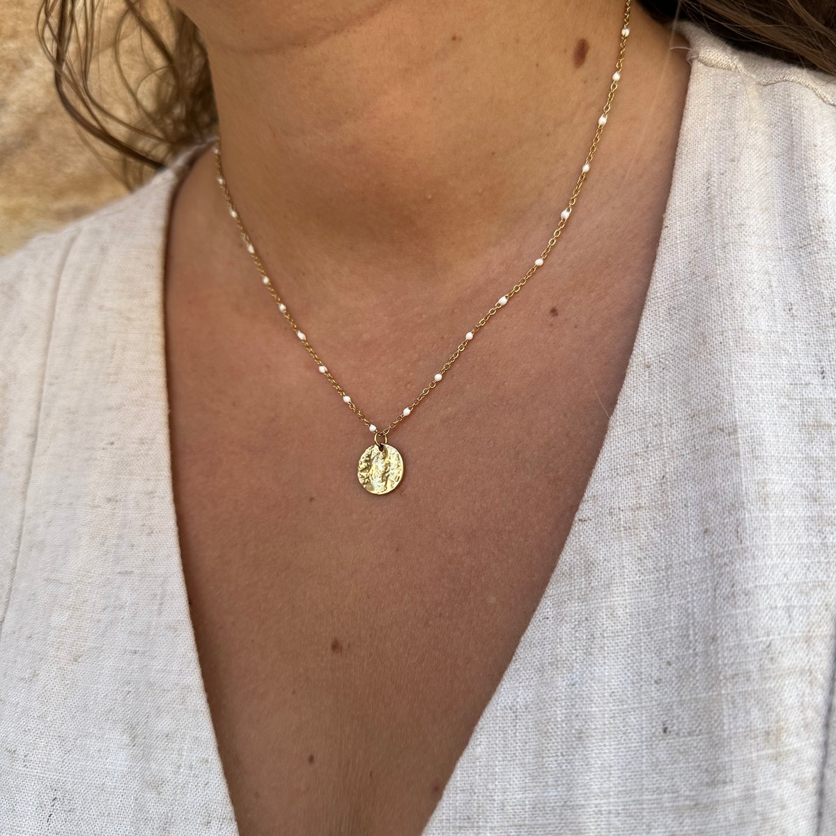 Collier acier inoxydable doré petites perles blanches pendentif rond martelé porté résistant à l'eau et hypoallergénique