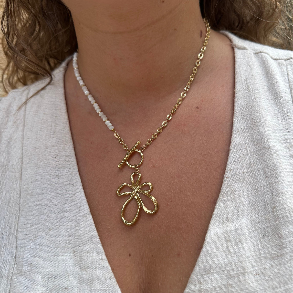 collier acier inoxydable doré hypoallergénique résiste à l'eau mi perles mi chaîne pendentif fleur ajourée