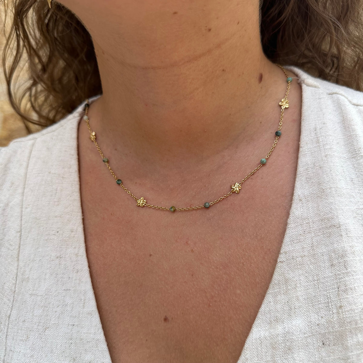 Collier fin petites fleurs et pierres naturelles