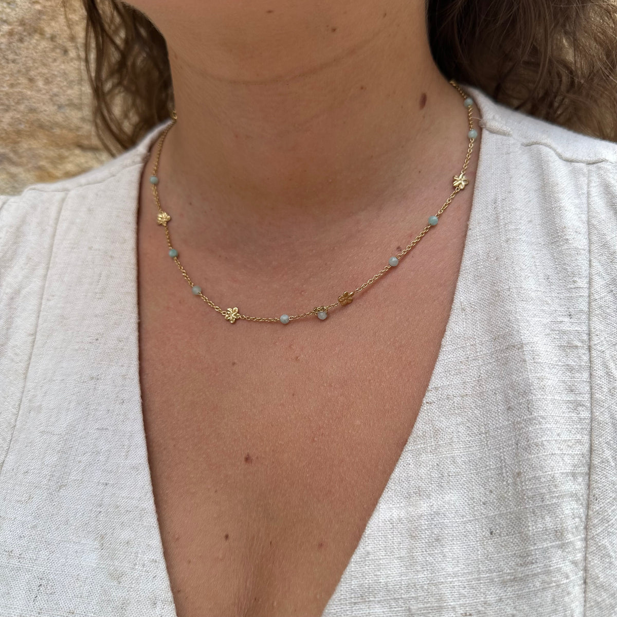 Collier acier inoxydable doré petites fleurs et pierres naturelles amazonite hypoallergénique et résiste à l'eau