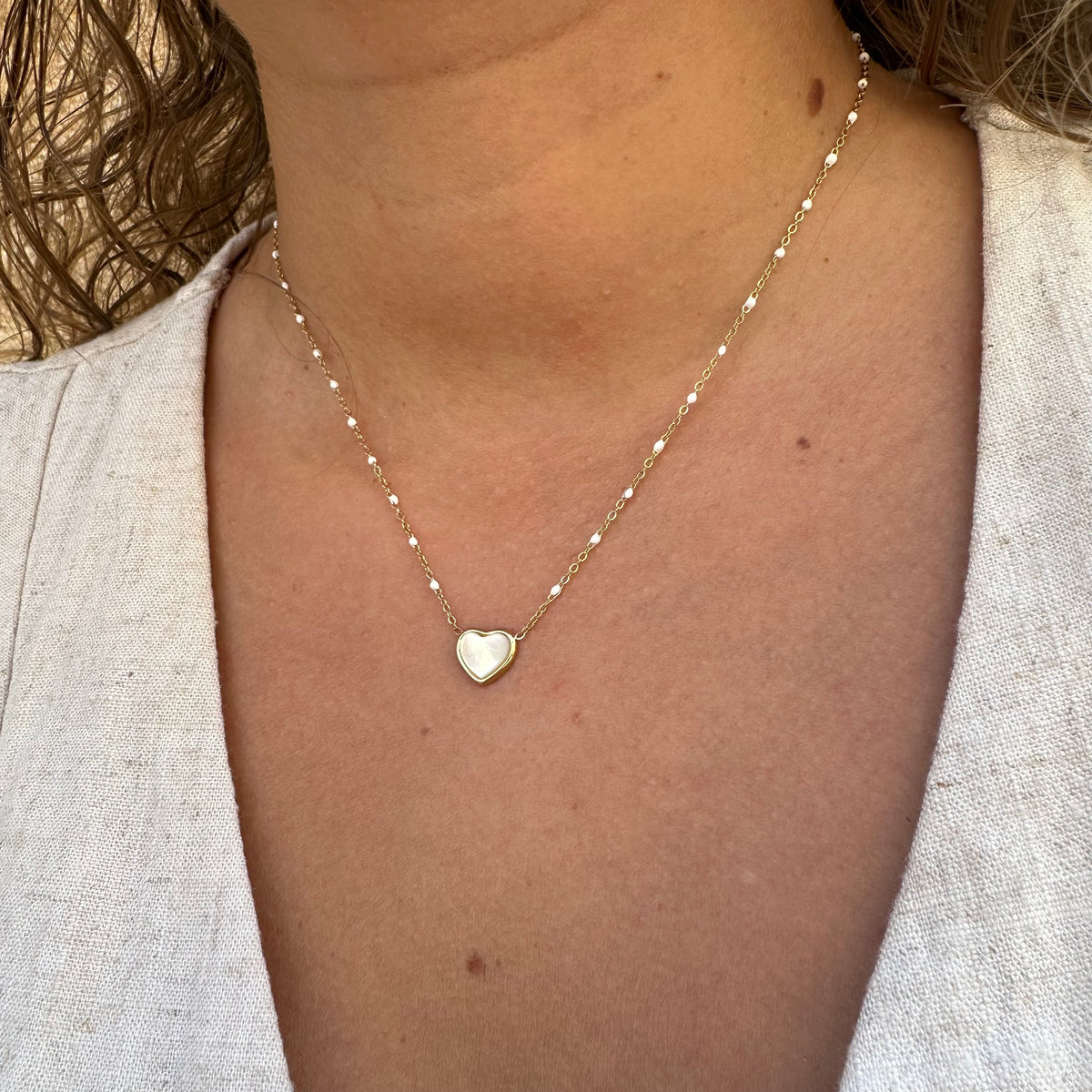 Collier acier inoxydable doré hypoallergénique résiste à l'eau petites perles blanches pendentif cœur nacre