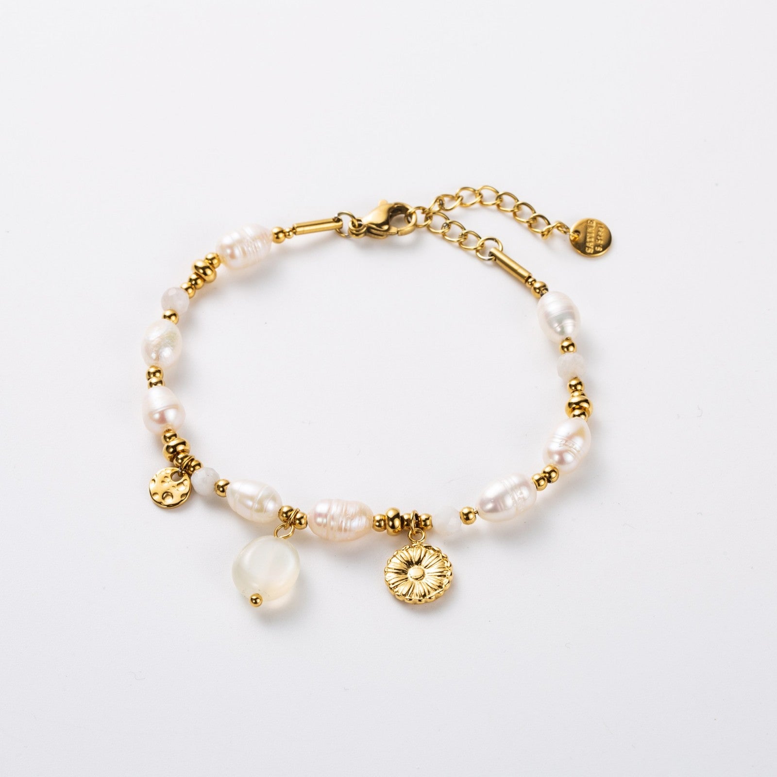 Bracelet perle d'eau douce et breloque marguerite