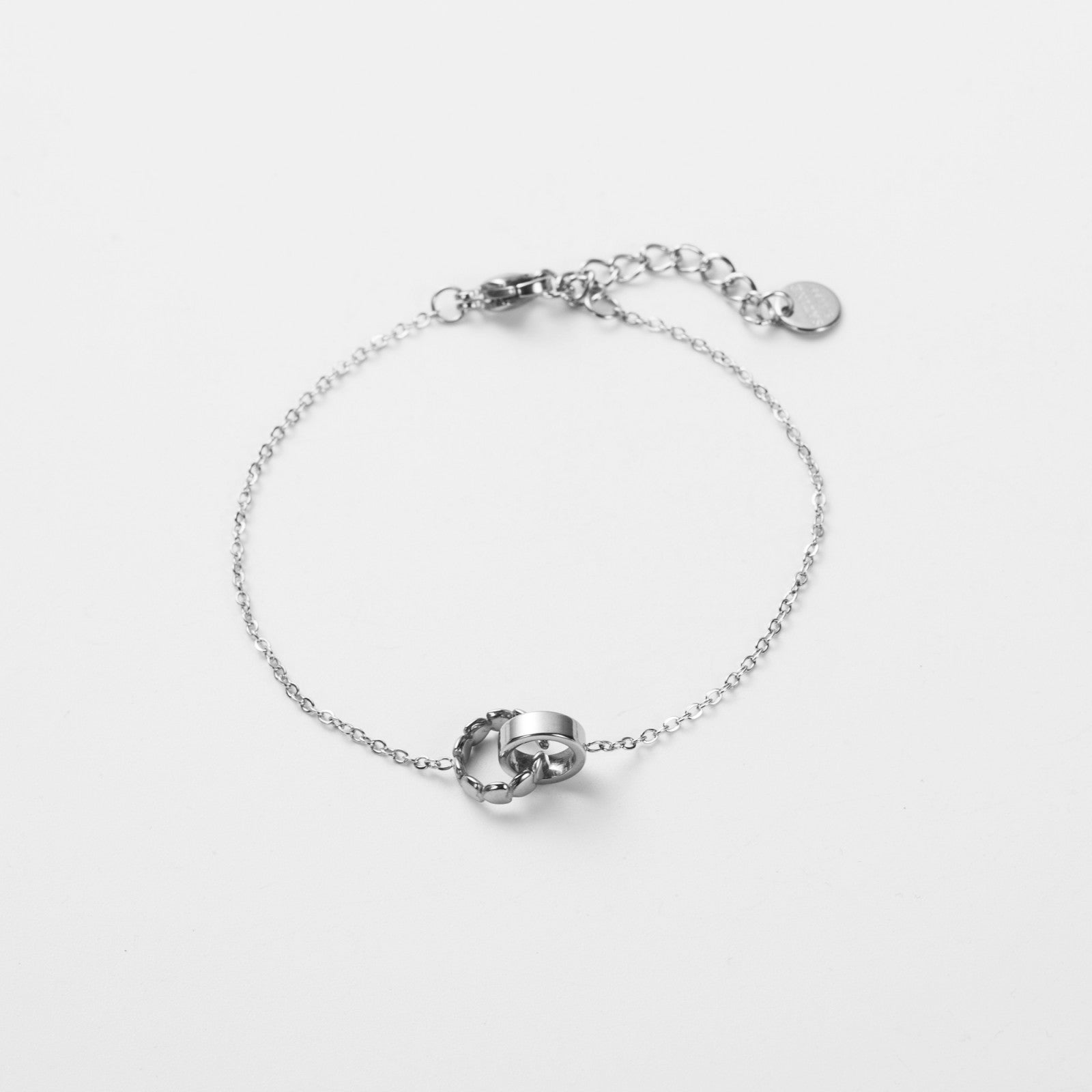 Bracelet double cercle asymétrique entrelacés