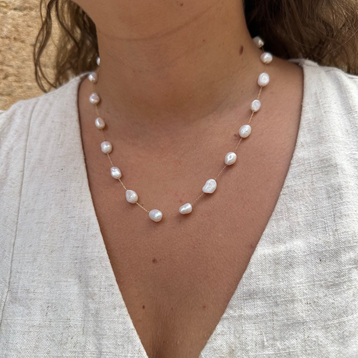 collier acier inoxydable doré chaîne et perles d'eau douce porté hypoallergénique et résistant à l'eau