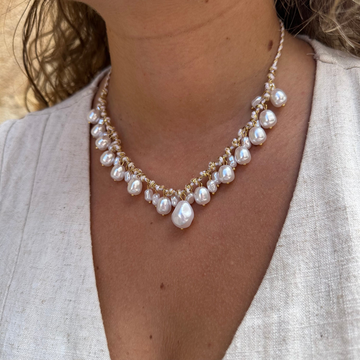 collier acier inoxydable doré corde et perles nacré porté hypoallergénique et résistant à l'eau