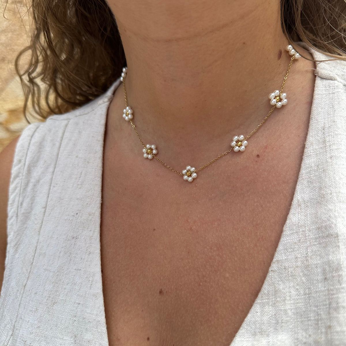 collier acier inoxydable doré fleurs en perles porté hypoallergénique et résistant à l'eau