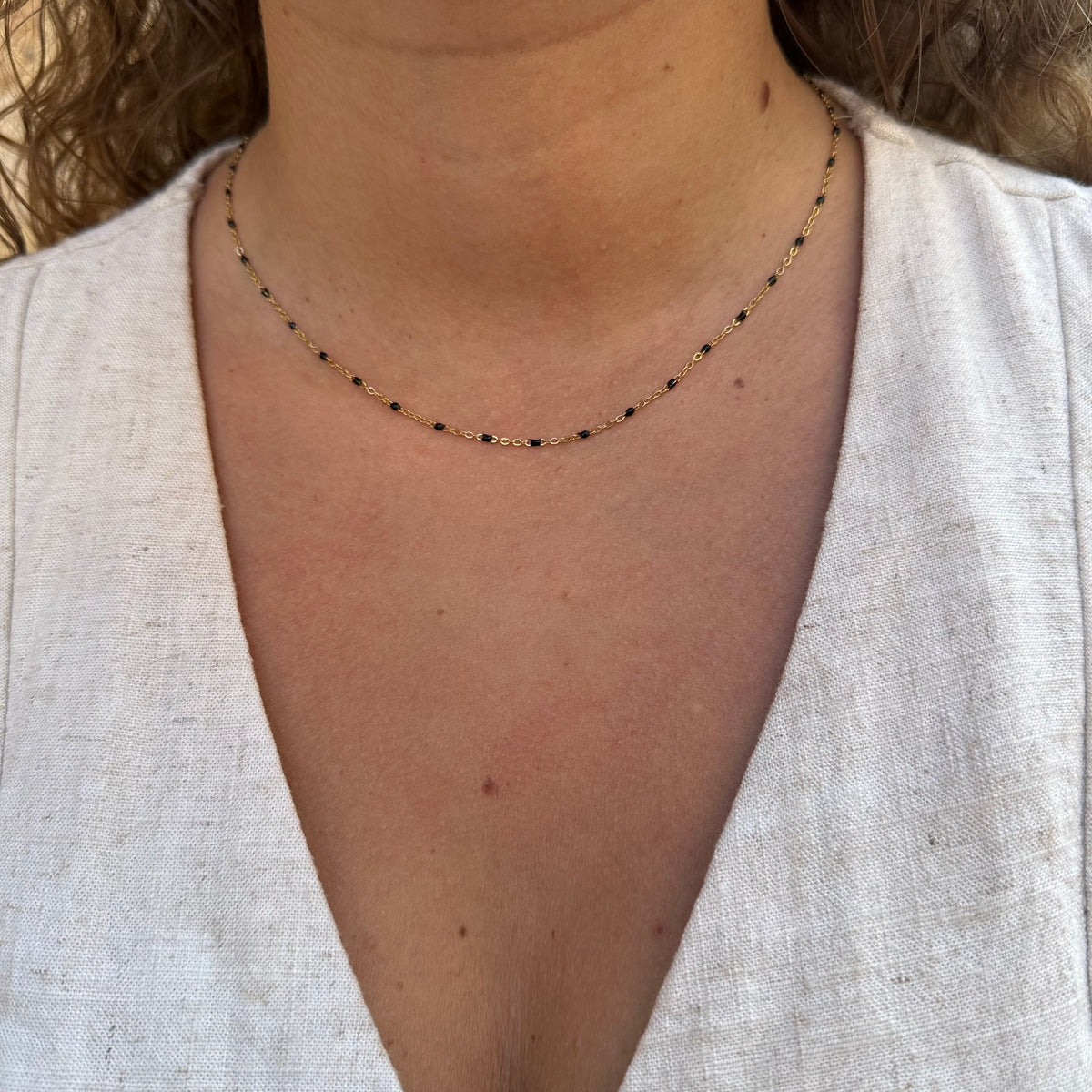 collier acier inoxydable doré petites perles noires porté résiste à l'eau hypoallergénique