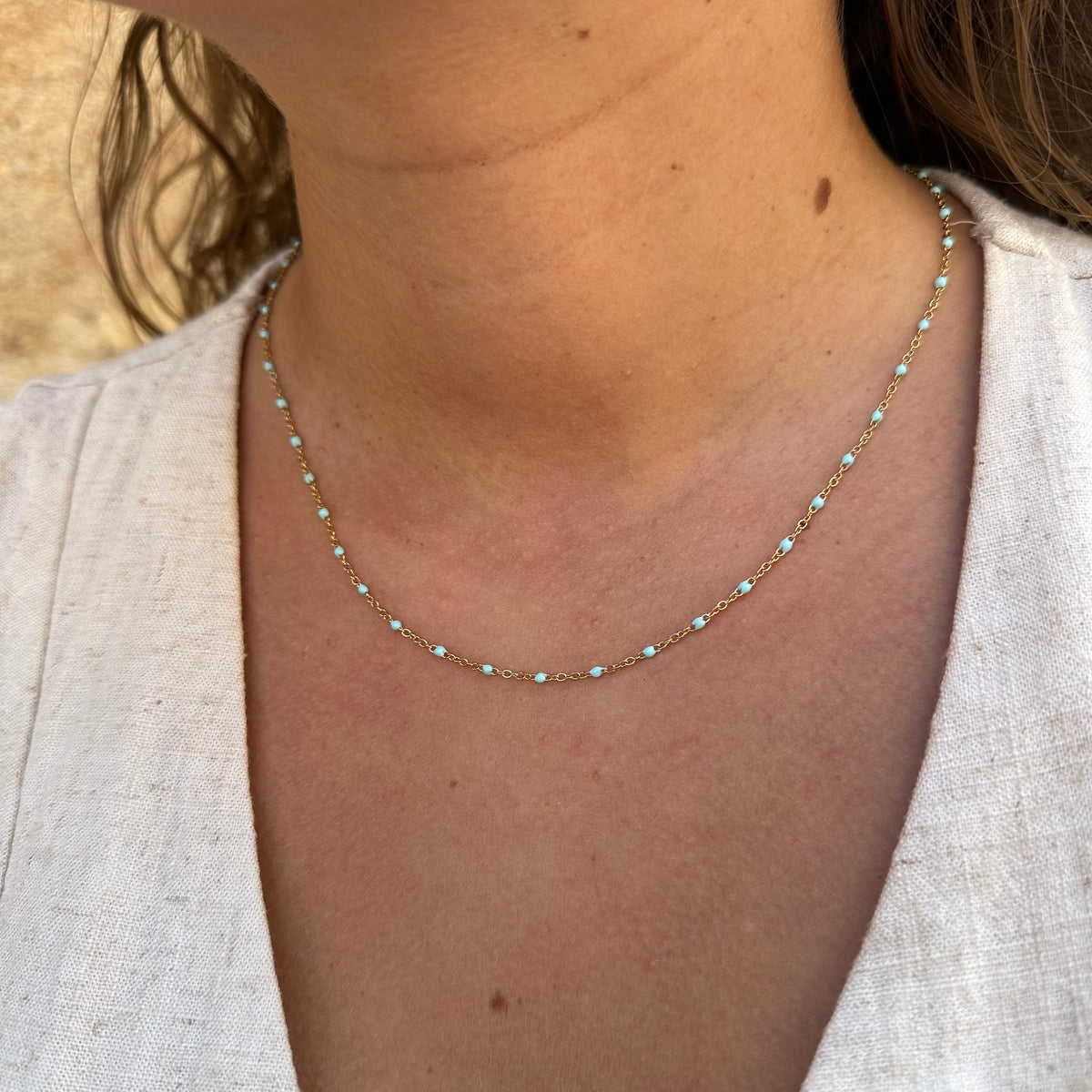 collier acier inoxydable doré petites perles vertes d'eau porté résiste à l'eau hypoallergénique