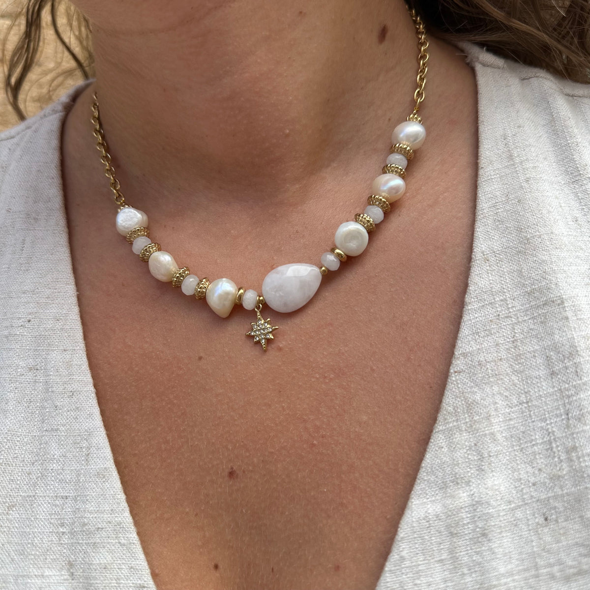 collier pierres blanches et perles pendentif étoile empierrée acier inoxydable doré hypoallergénique résiste à l'eau