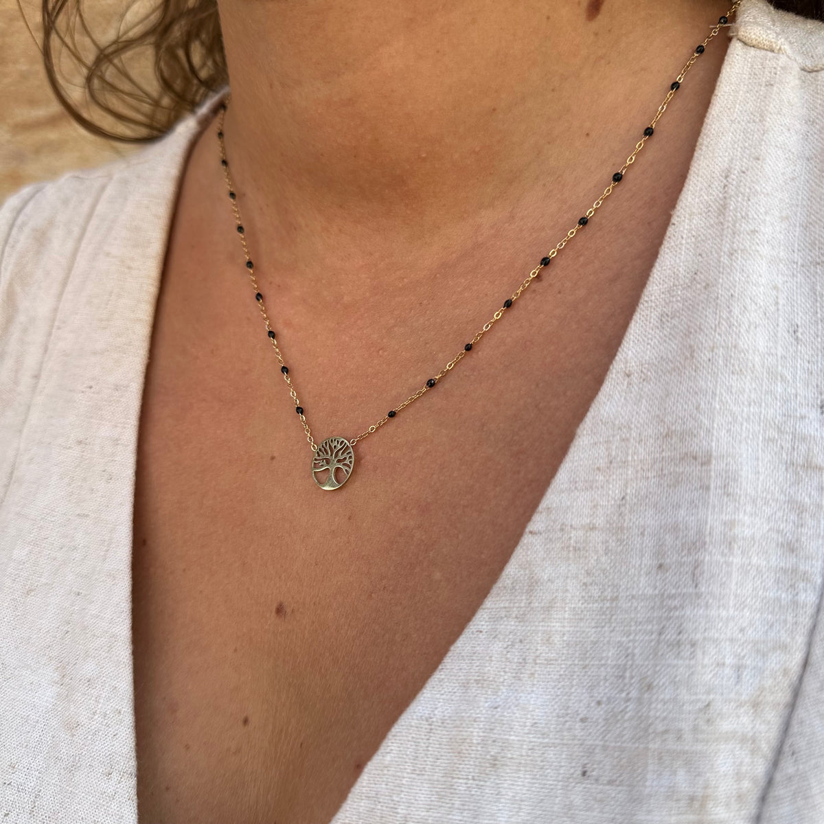 collier arbre de vie doré acier inoxydable petites perles noires porté résiste à l'eau hypoallergénique