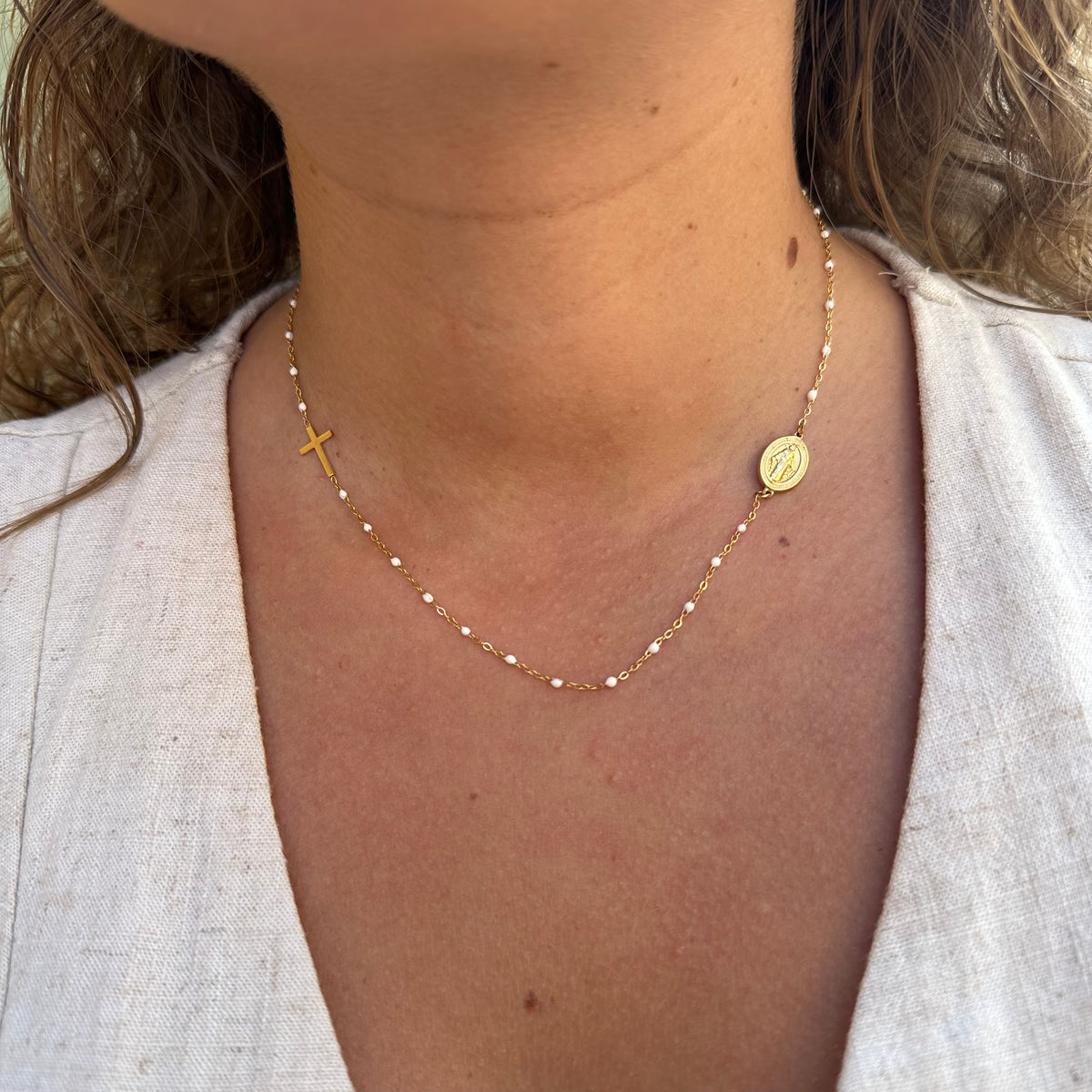 collier croix acier inoxydable doré petites perles blanches porté hypoallergénique résistant à l'eau
