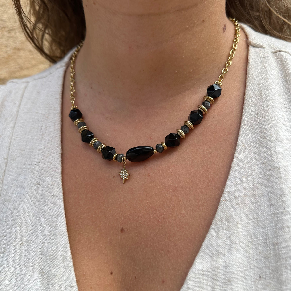 collier pierres noires et perles pendentif étoile empierrée acier inoxydable doré hypoallergénique résiste à l'eau
