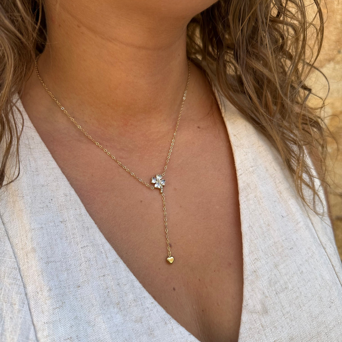 collier y cravate acier inoxydable doré trèfle empierré et pendentif coeur