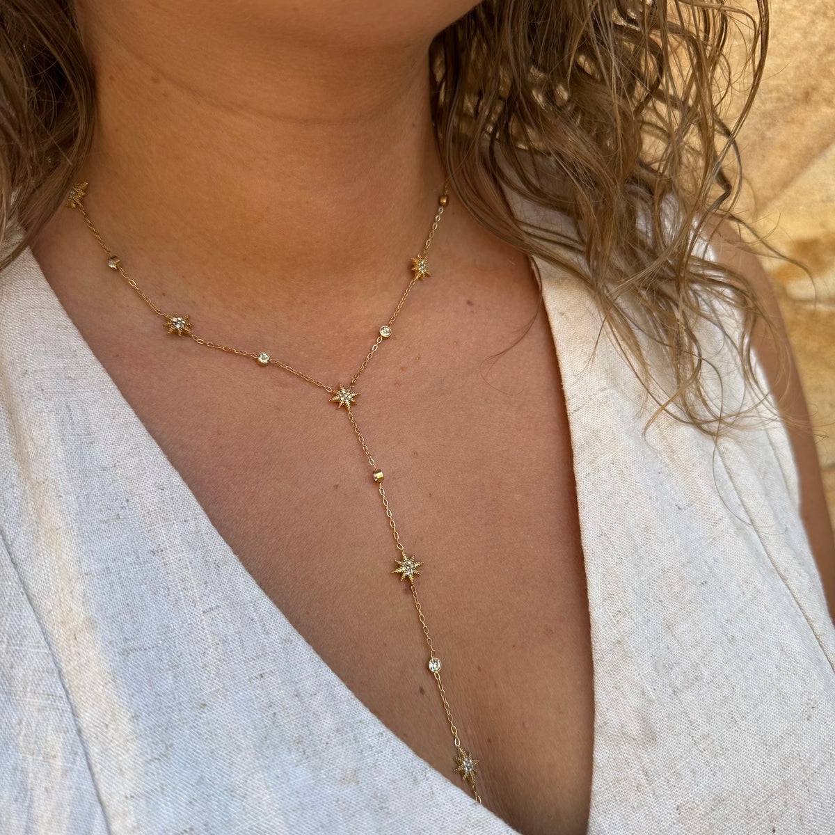 collier cravate Y acier inoxydable doré orné d'étoiles empierrées et d'oxydes de zirconium