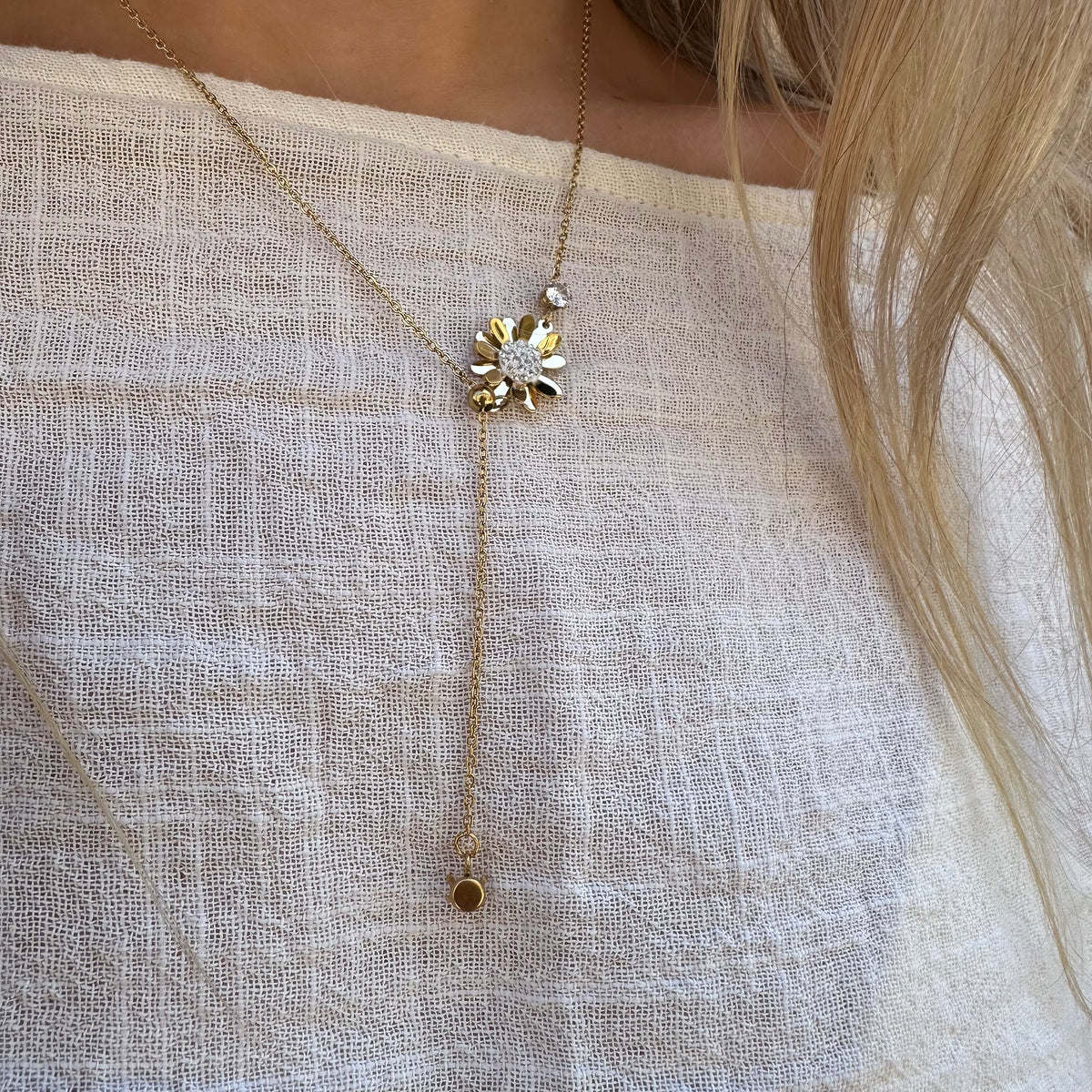 collier y cravate fleur empierrée oxyde solitaire et en pendentif acier inoxydable doré