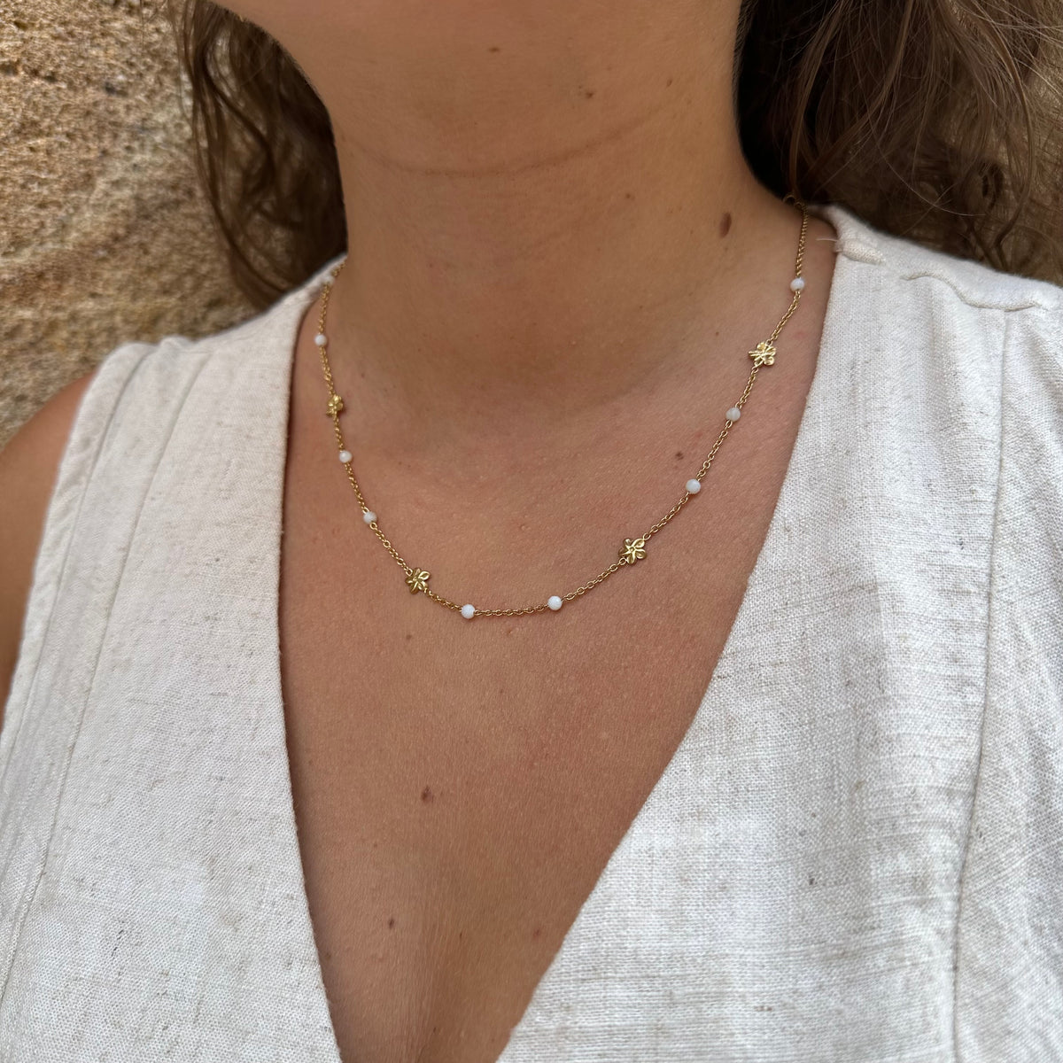 Collier acier inoxydable doré petites fleurs et pierres naturelles agate blanche hypoallergénique et résiste à l'eau 