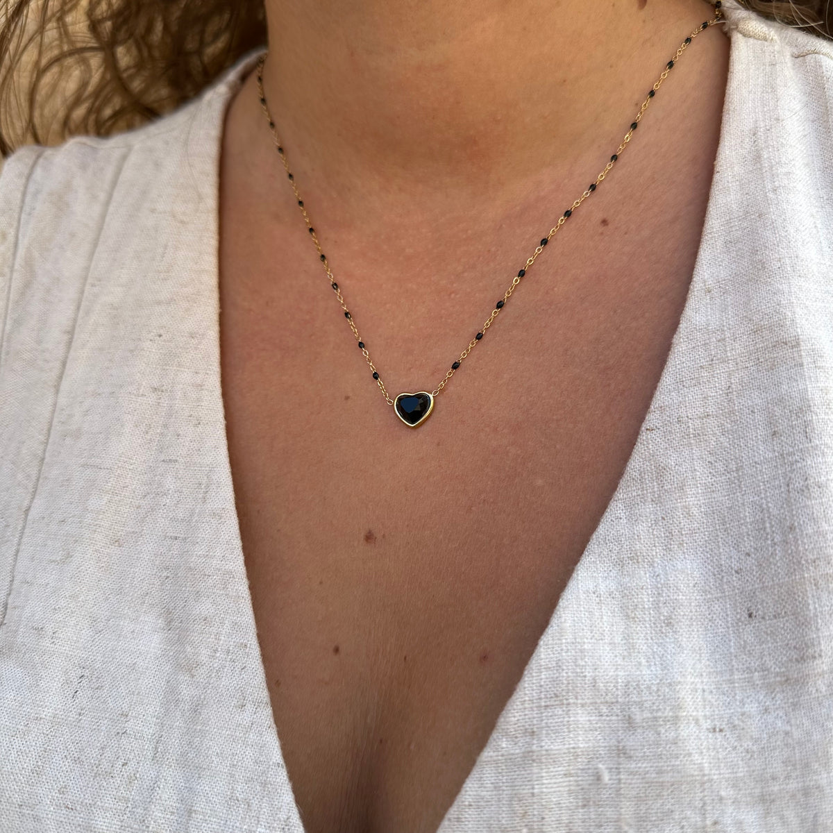 Collier acier inoxydable doré hypoallergénique résiste à l'eau petites perles noires pendentif cœur onyx