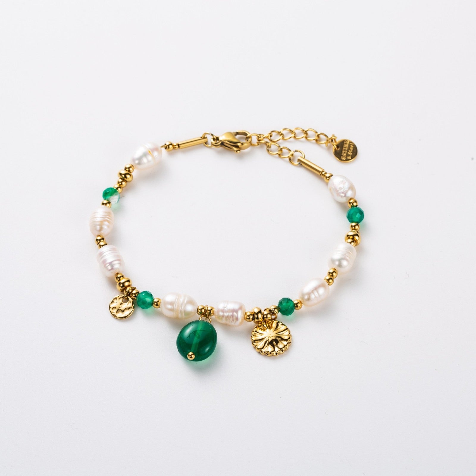 Bracelet perle d'eau douce et breloque marguerite