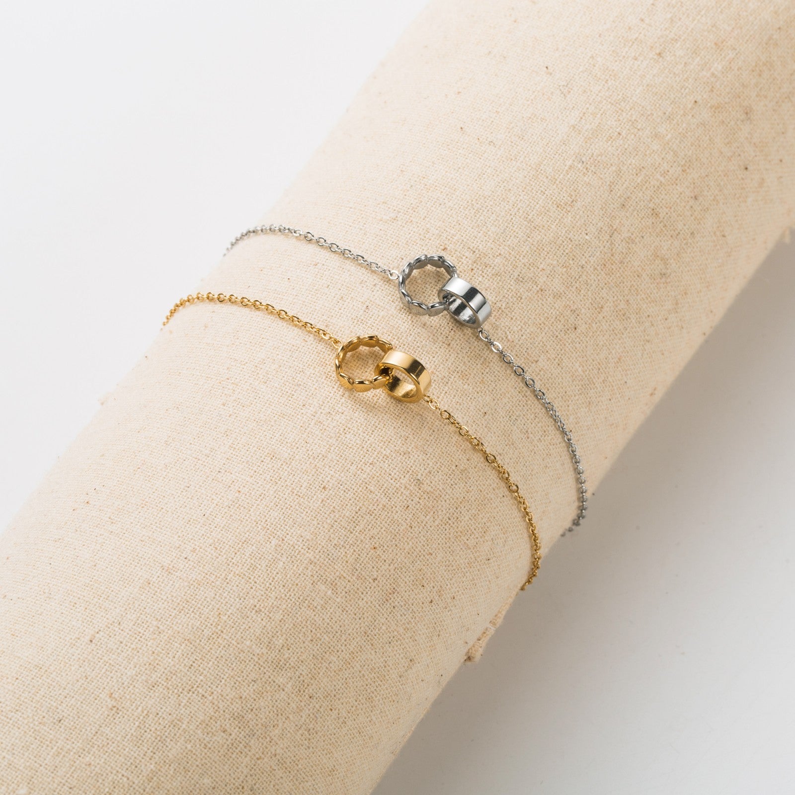 Bracelet double cercle asymétrique entrelacés