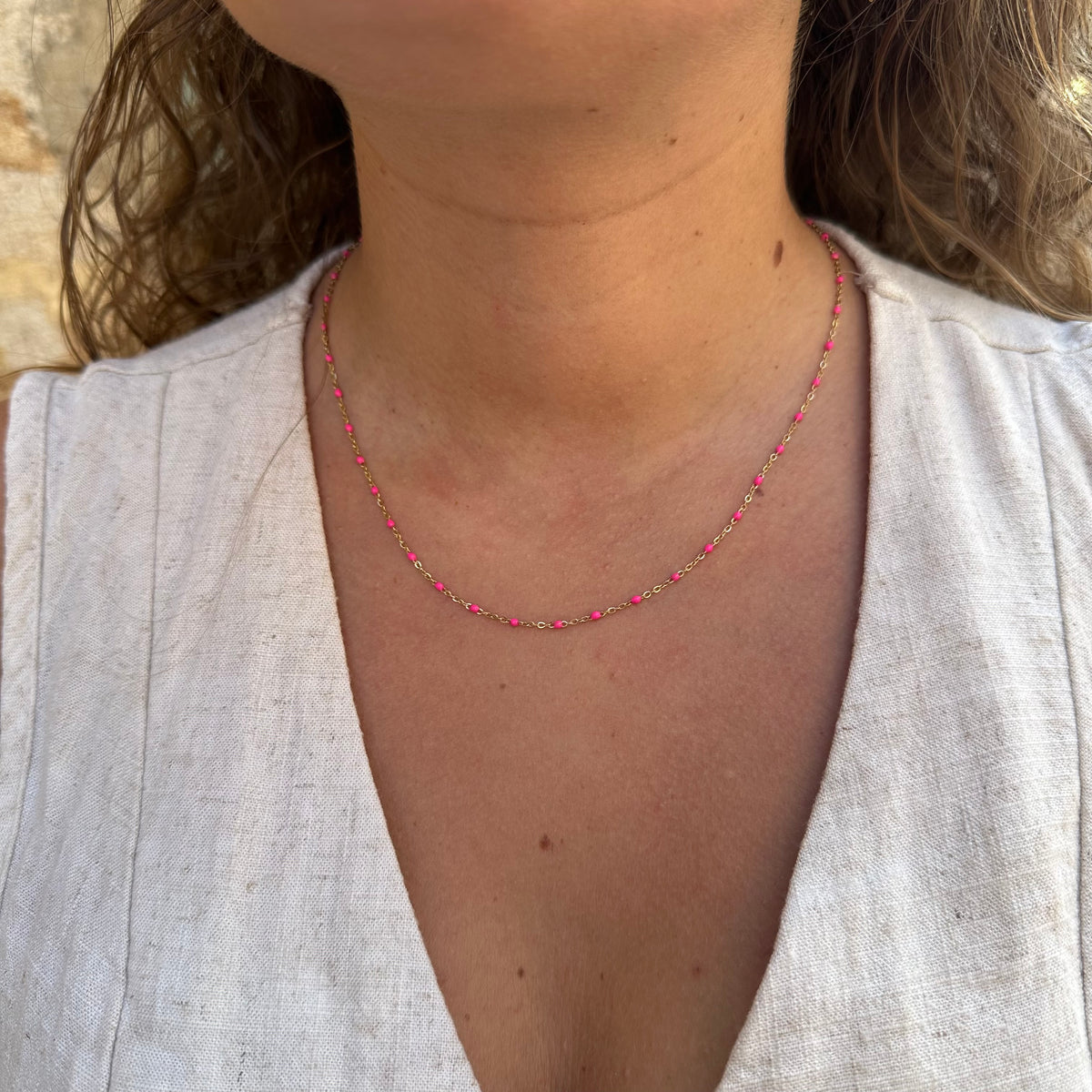 collier acier inoxydable doré petites perles roses porté résiste à l'eau hypoallergénique