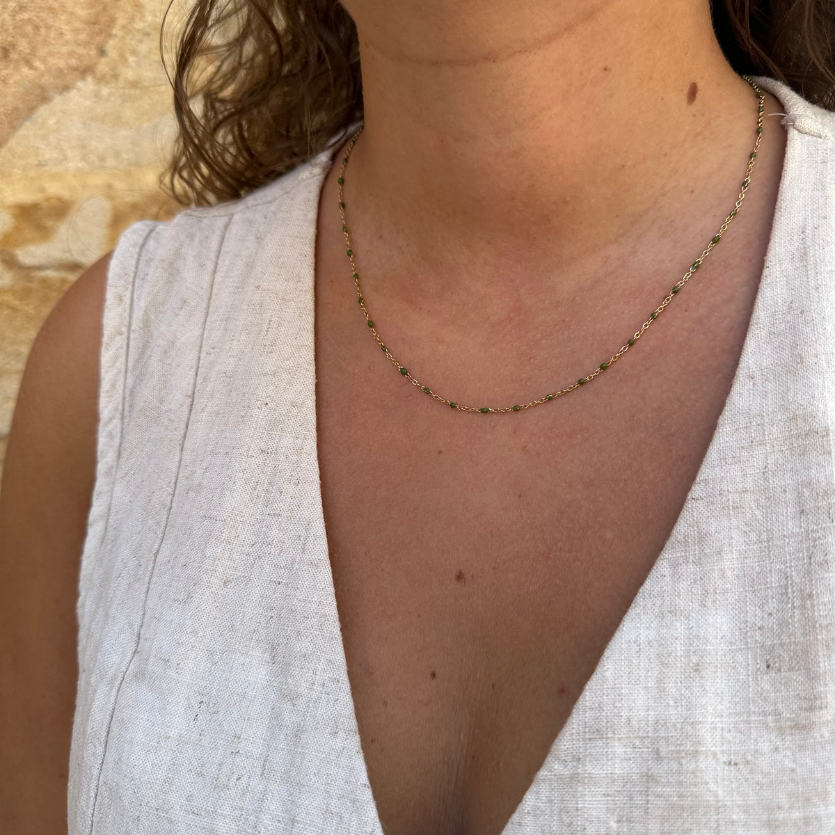 collier acier inoxydable doré petites perles vertes émeraude porté résiste à l'eau hypoallergénique