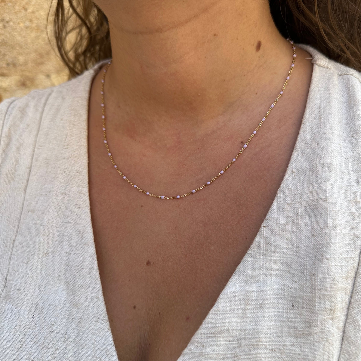 collier acier inoxydable doré petites perles violettes porté résiste à l'eau hypoallergénique 