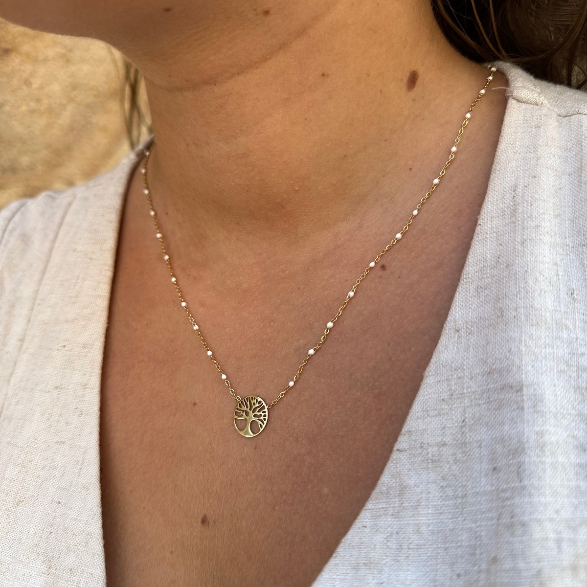 collier arbre de vie doré acier inoxydable petites perles blanches  porté résiste à l'eau hypoallergénique