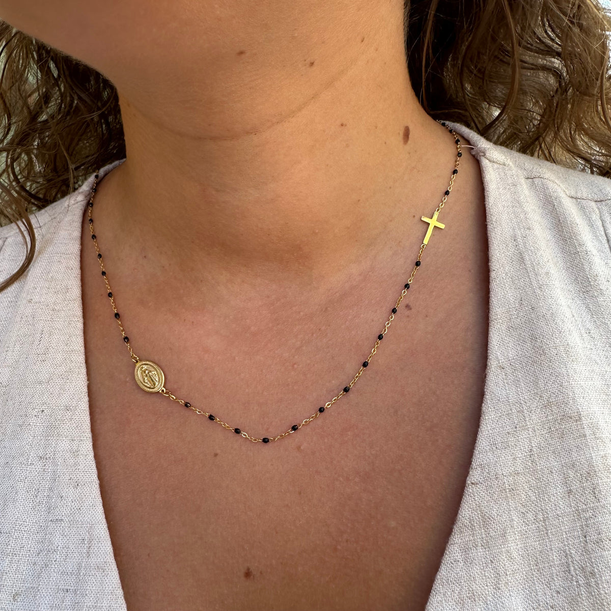 collier croix acier inoxydable doré petites perles noires porté résistant à l'eau et hypoallergénique